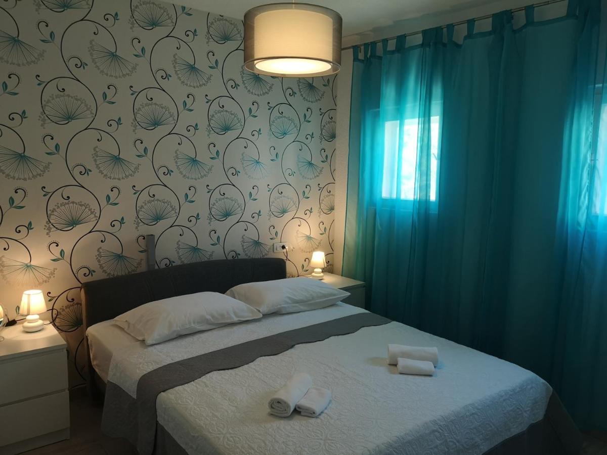 Mala Kuca Ispod Borova Villa Primošten Exterior foto