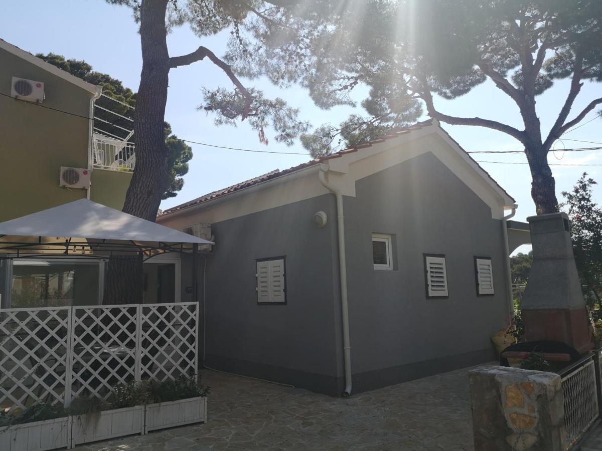 Mala Kuca Ispod Borova Villa Primošten Exterior foto